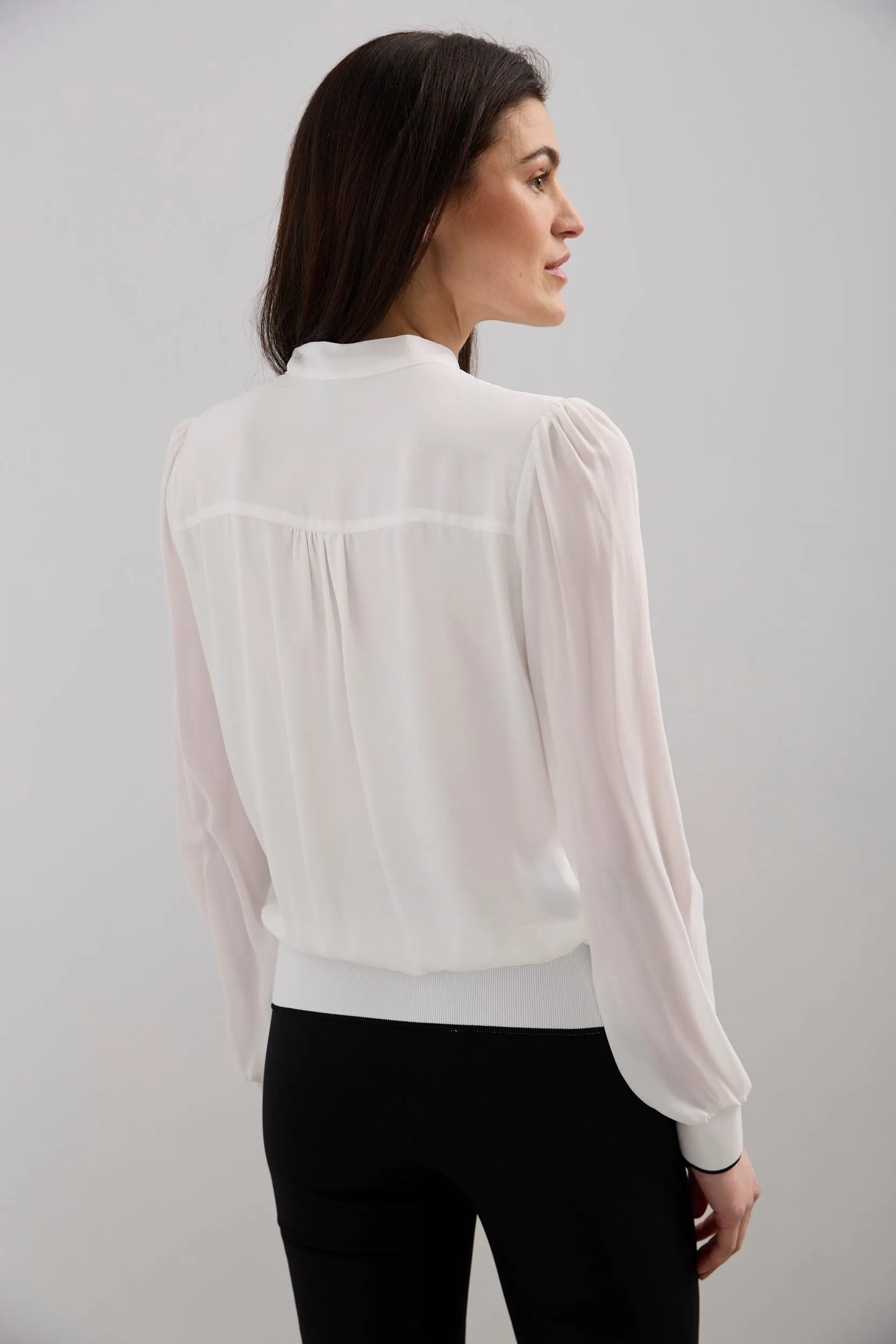 Blouse with puffy sleeves